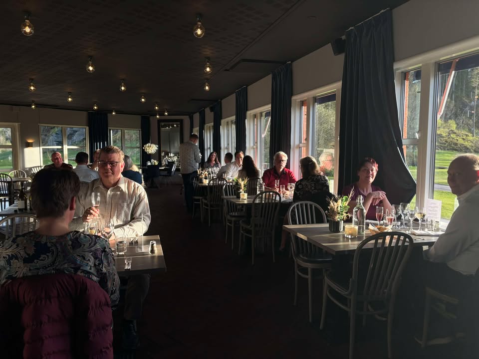 Gäster på Sparrismiddag hos Chalmers Golfkrog 2025.