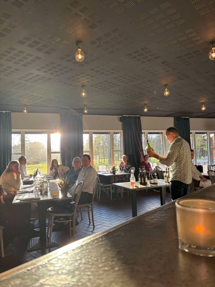 Jens Nyström från Dryckesevent presenterar viner i vinpaketet till Sparrismiddagen 2025 på Chalmers Golfkrog.